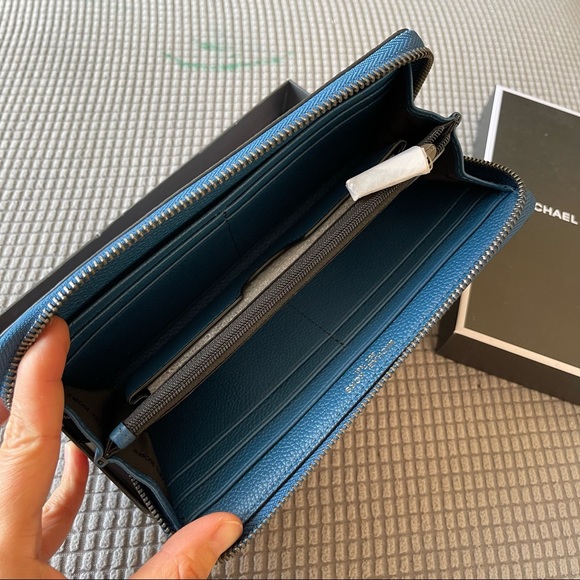 COPY - Michael Kors 36T7LRUE3L Russel Tech Zip Around Leather Wallet - Picture 4 of 6